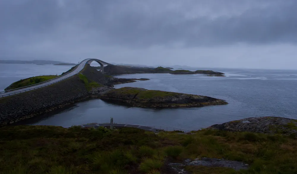 Storseisundbrua under tunge skyer
